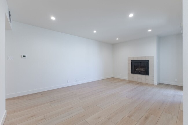 Building Photo - ? Spacious 2 Bed, 2 Bath in Prime Glendale...