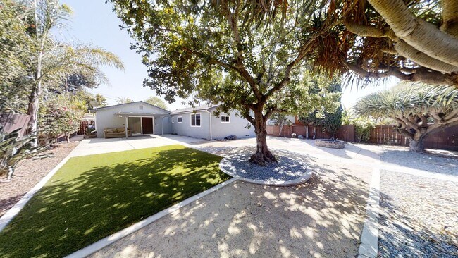 Building Photo - 5BD/2BA, Great Private Yard w/ Fire Pit! (...