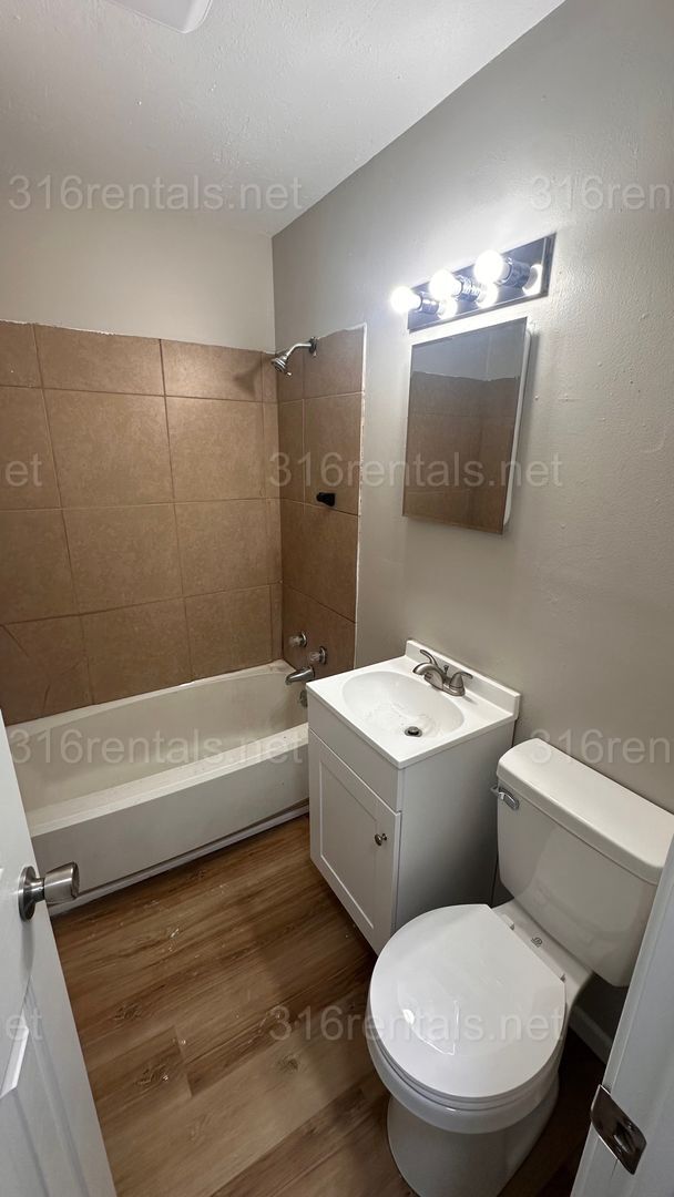 Building Photo - $1150- 3 bed 1 bath - Single Family Home with a fenced back yard!