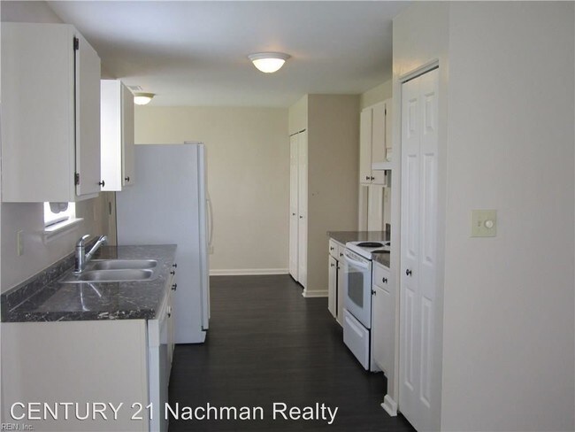 Building Photo - 3 br, 2.5 bath House - 305 King Court