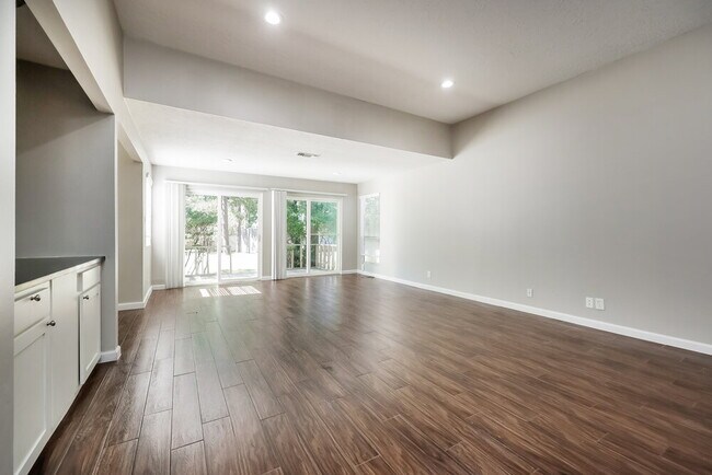 Foto del edificio - 15470 Carmel Dr