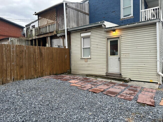 Building Photo - 429 Scull St