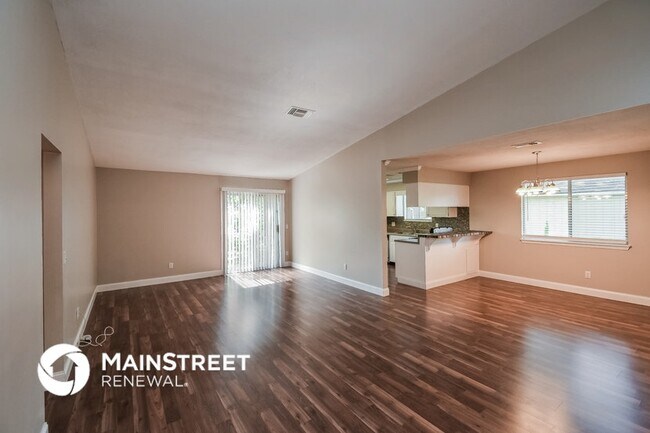 Building Photo - 10927 Horse Track Dr E