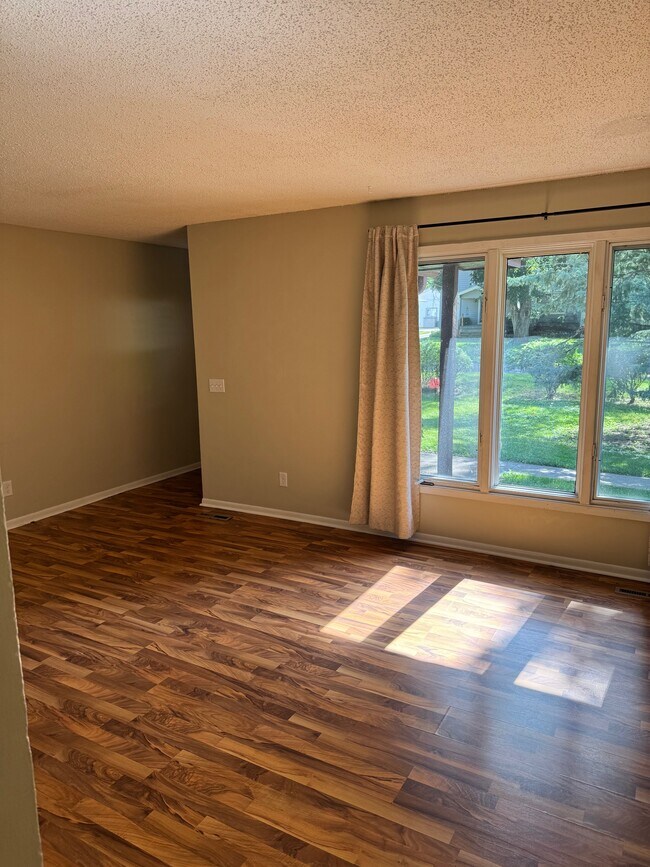 Living space with lots of natural light - 2924 56th St