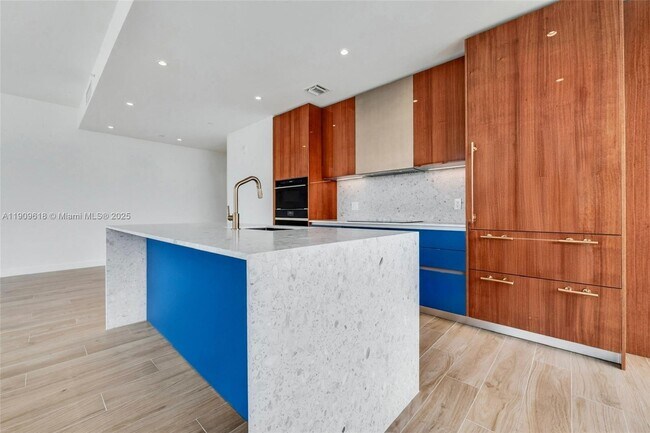 Foto del edificio - 2678 Tigertail Ave