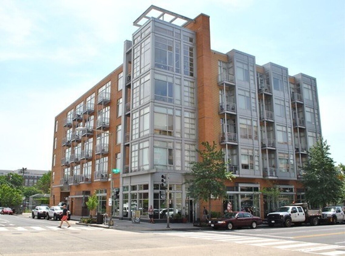 Foto principal - Bright & Sunny Two Bedroom/Two Bathroom W/...
