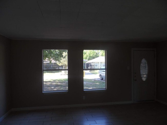 Building Photo - 9133 Lake Forest Blvd