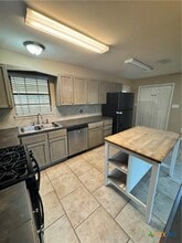 Building Photo - 902 Fern Ln