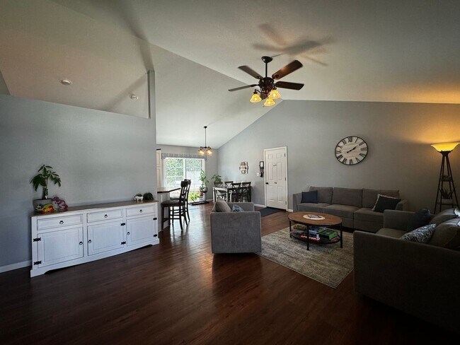 Foto del edificio - Charming 3-Bedroom, 3-Bathroom Home with V...