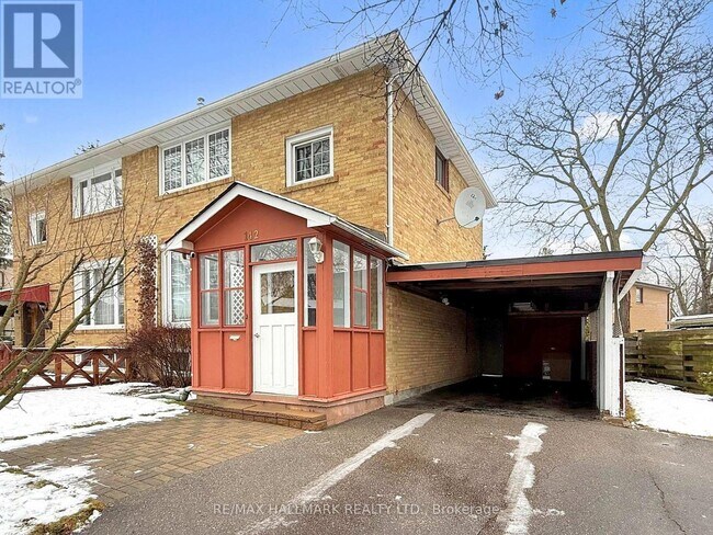 Photo du bâtiment - 142 Barber Greene Rd