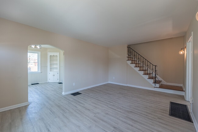 Building Photo - 6510 Hedge Ave