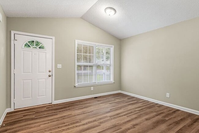 Foto del edificio - Welcome to this charming 4 bedroom, 2 bathroom home located in Greensboro, NC.