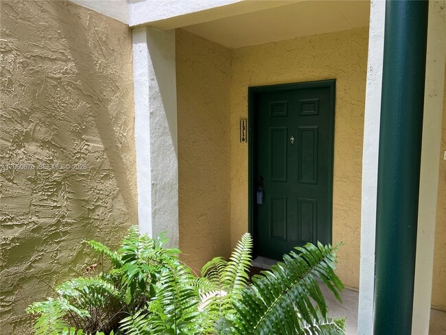 Building Photo - 755 Riverside Dr