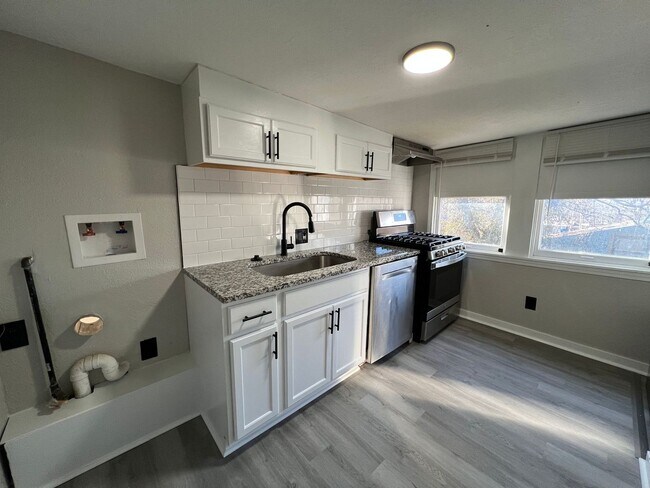 Foto del edificio - Charming 3-Bedroom Lower-Level Duplex