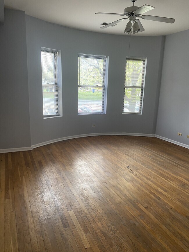 Foto del edificio - 3120 W Logan Blvd