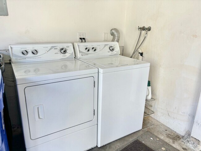 Foto del edificio - Beachside Living Just One Block from the Sand – Updated 1BD with Garage Parking