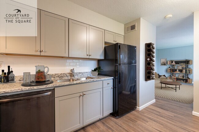 Foto del edificio - Courtyard Off the Square Apartments