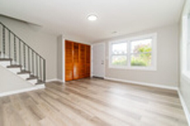 Building Photo - Three Bedroom house in Parkville