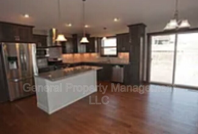 Foto del edificio - Beautiful 4 bed, 3 bath single-family home with attached 3-car garage in quiet residential neighb...