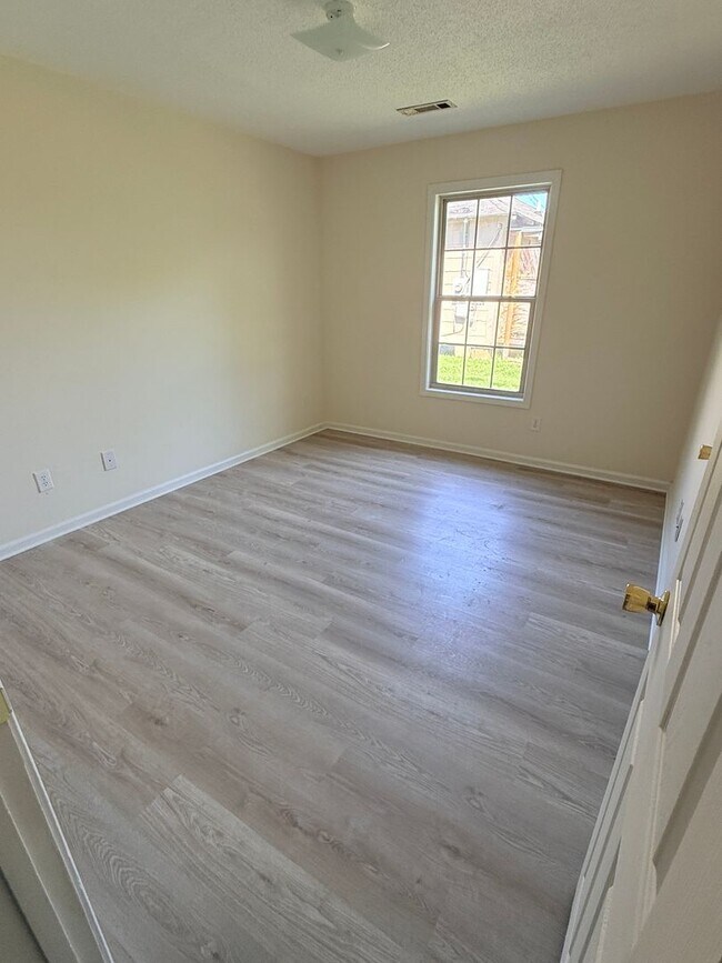 Foto del edificio - 3 bedroom 2 bath house
