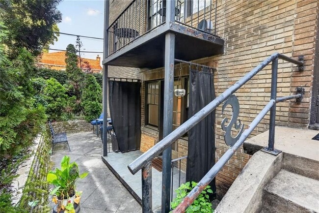 Building Photo - 677 Somerset Terrace NE
