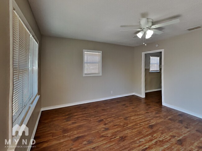 Foto del edificio - 108 N Avenue V