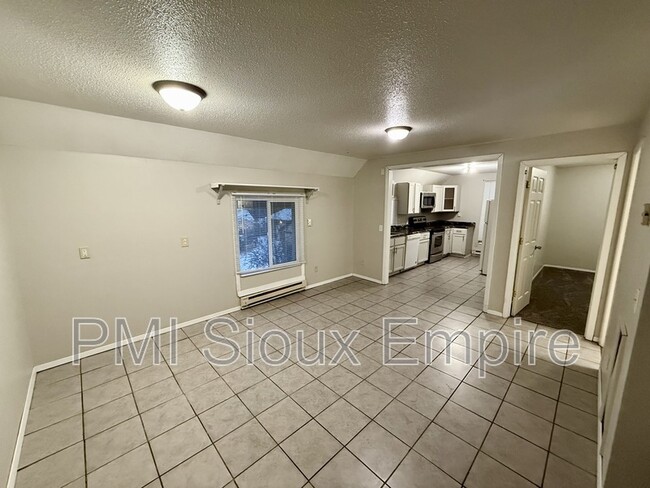 Building Photo - 609 S Spring Ave