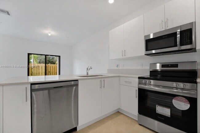 Building Photo - 250 SW 159th Ln