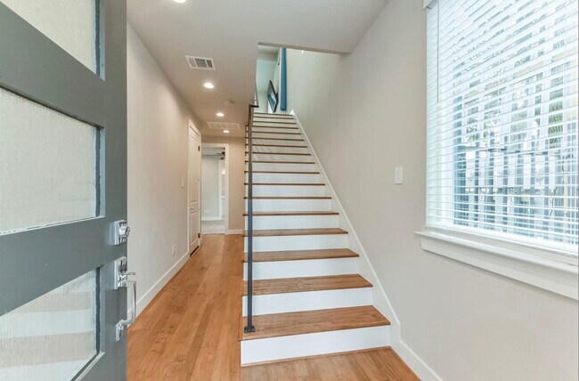 Foto del edificio - 823 Mansfield St