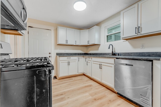 Foto del edificio - 911 Montrose Ave