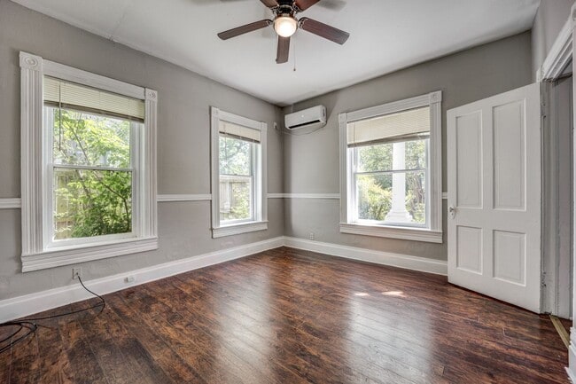 Building Photo - Freshly Updated 3 Bedroom Home