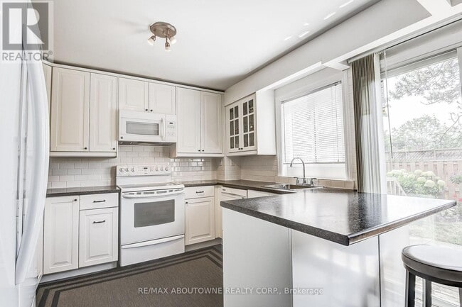 Building Photo - 235 Bronte St. S