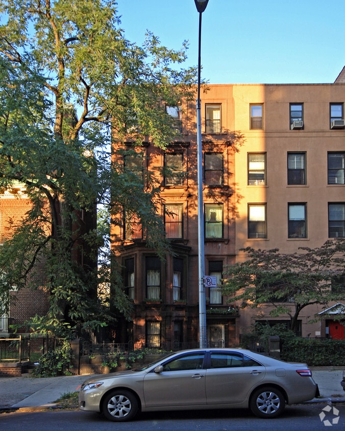 Primary Photo - 372 Clinton Ave