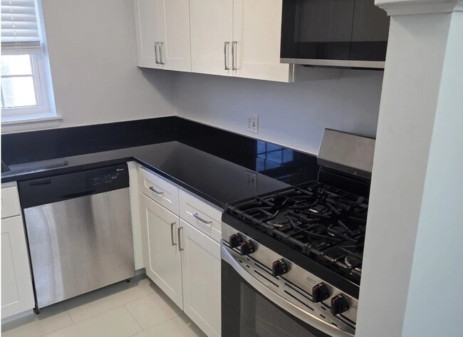 Building Photo - 190 Lake Shore Rd, #2