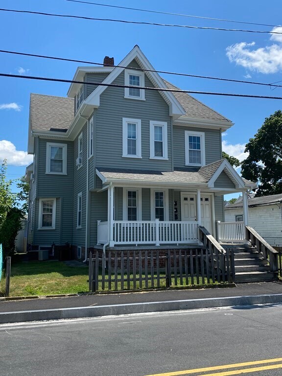 Primary Photo - 593 Bay St
