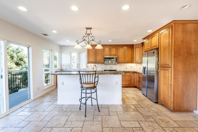 Building Photo - Beautiful 4 Bedroom Unique Holiday Lake Es...