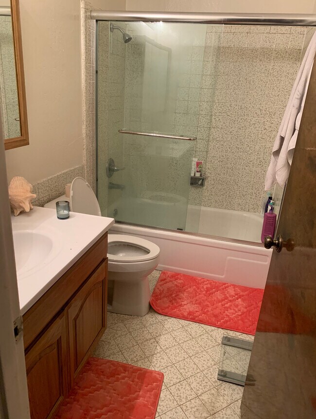 YOUR PRIVATE BATHROOM AND TUB! - 486 40th Ave