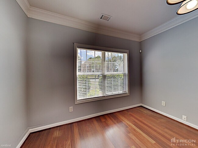 Building Photo - 1228 Saxony Dr SE