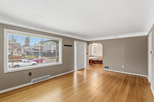 Building Photo - Charming 3-Bed, 2-Bath Bungalow in North Portland