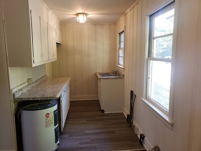 Building Photo - 5 Sanders Ct