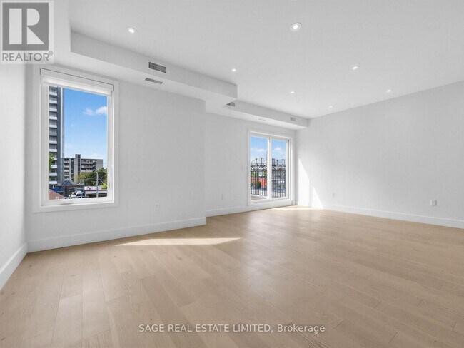 Photo du bâtiment - 909 Castlefield Ave