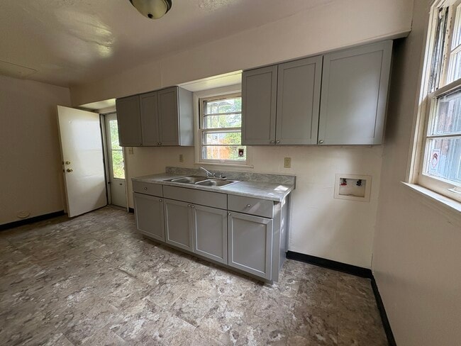 Kitchen - 4605 Kings Hwy