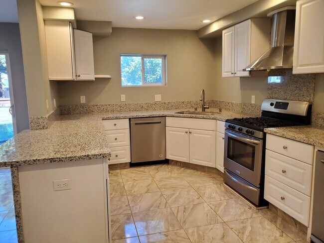 Building Photo - 19 Cobblestone Ct
