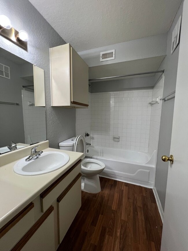 Building Photo - Two  bedroom, two bathroom apartment locat...