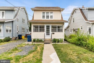 Building Photo - 762 Pilgrim Ave