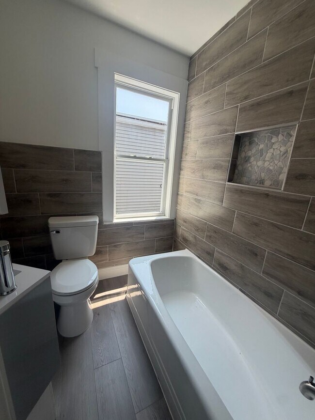 Foto del edificio - Fully Remodeled 4/5 Bedroom, 2 Bath Home Townhome in desirable West End Lancaster