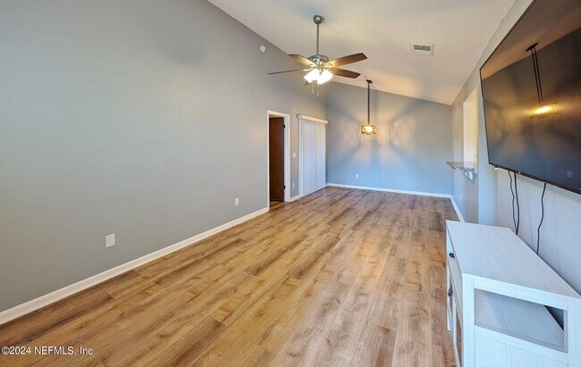 Foto del edificio - 2511 Whispering Woods Blvd