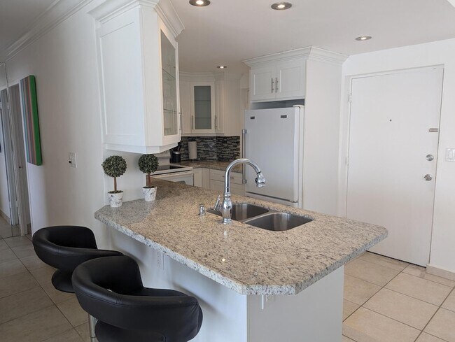 Building Photo - 220 Kings Point Dr