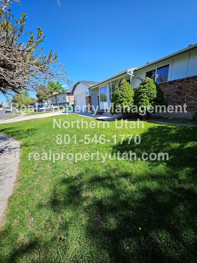 Foto del edificio - Lovely 5 Bedroom Home in Layton Available Now!