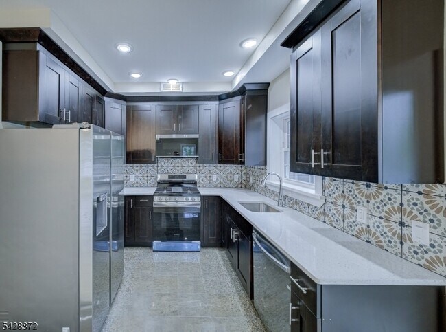 Foto del edificio - 8 Travers Ave